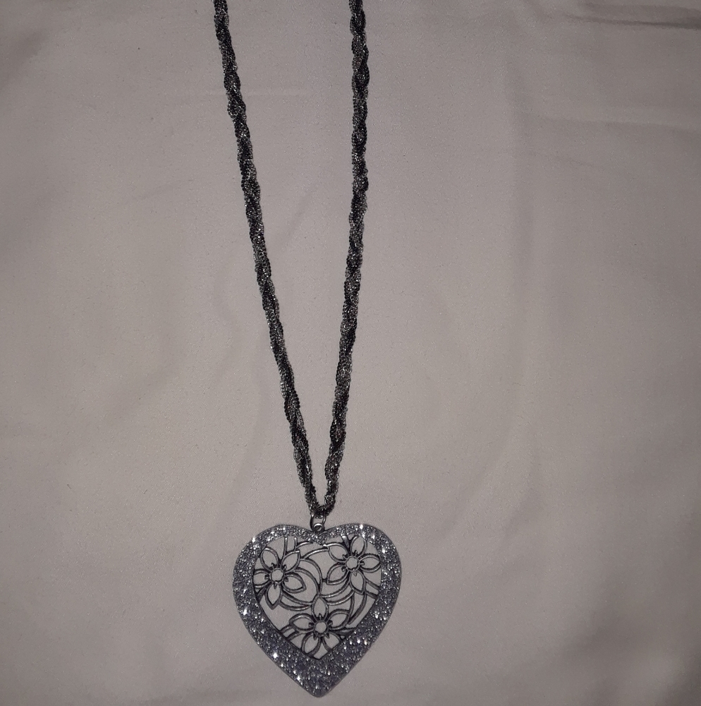 TILLYS HEART NECKLACE